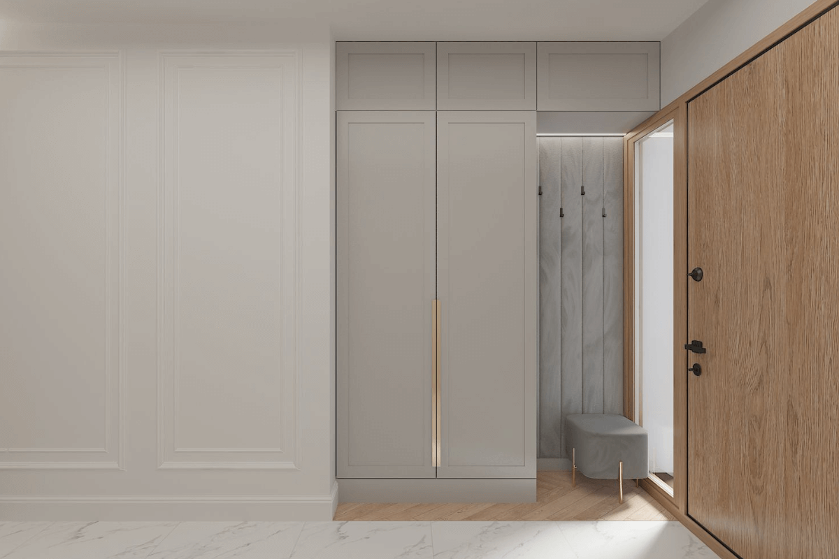 Nowoczesny przedpokój z szarymi meblami i drewnianymi elementami w stylu dopamine decor.