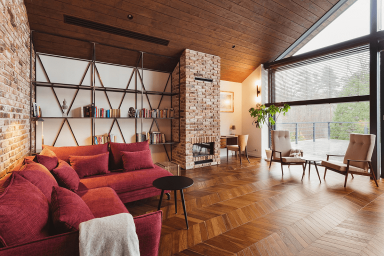 Wnętrze salonu w stylu dopamine decor, eklektycznym, industrialnym, rustykalnym i vintage.