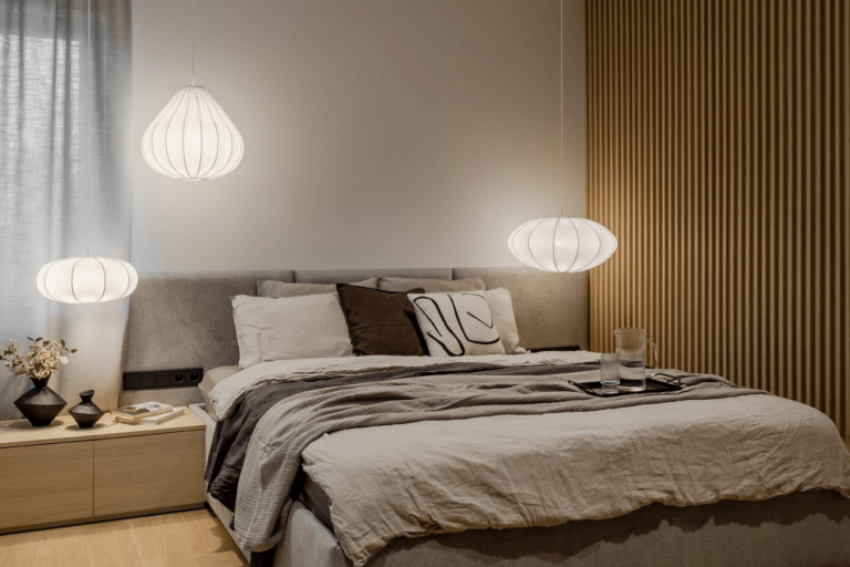 Wnętrze sypialni w stylu japandi i minimalistycznym z białymi lampami.