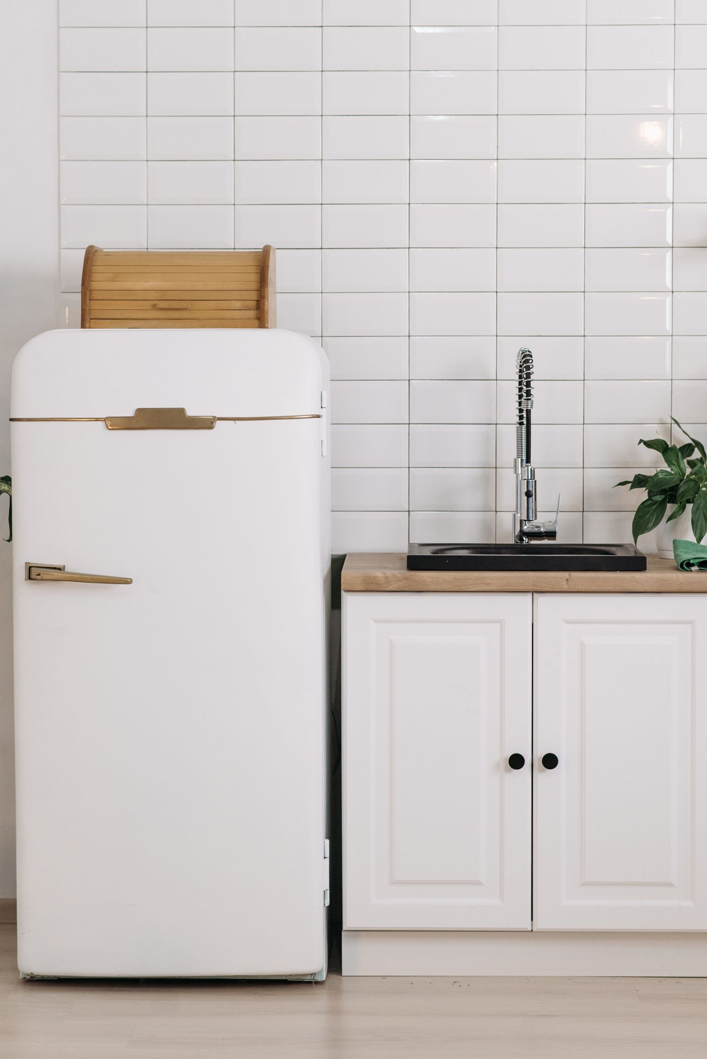 Biała lodówka retro w minimalistycznej kuchni
