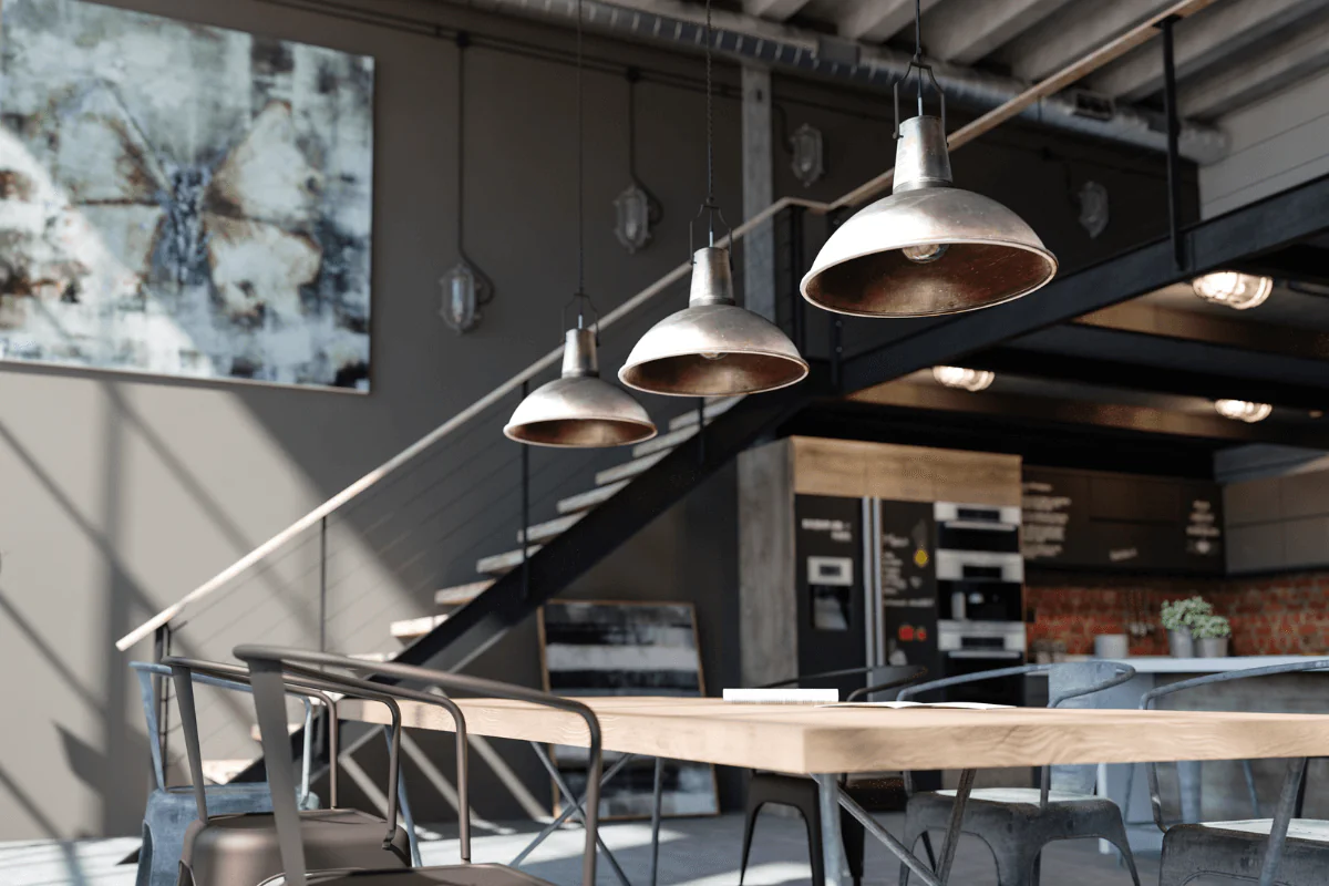 Jadalnia w stylu loft z dużym stołem, industrialnymi lampami i krzesłami