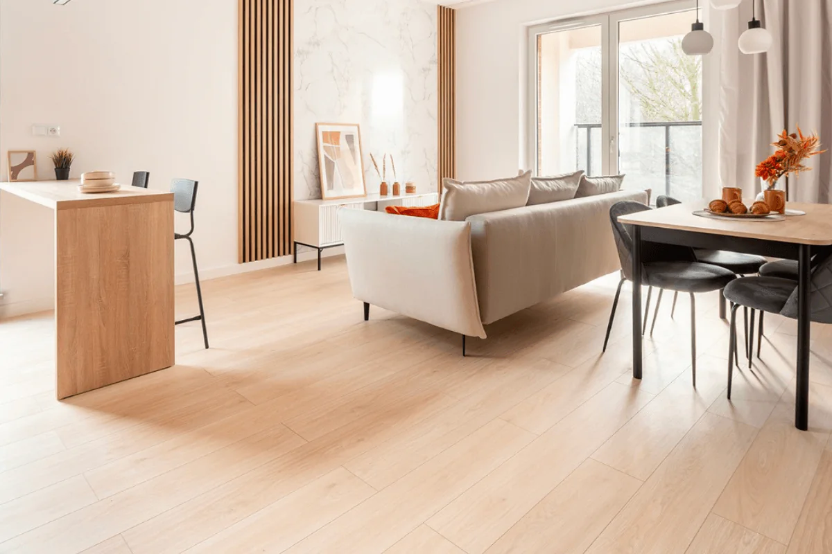 Wnętrze salonu w stylu minimaluxe z nowoczesnym umeblowaniem, soft minimalizm i współczesnym designem.