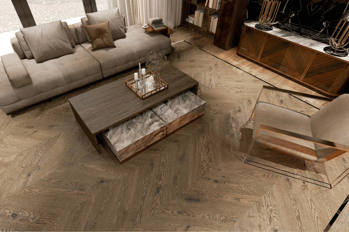 Wnętrze salonu w stylu art deco i glamour z beżową sofą oraz drewnianym stolikiem.