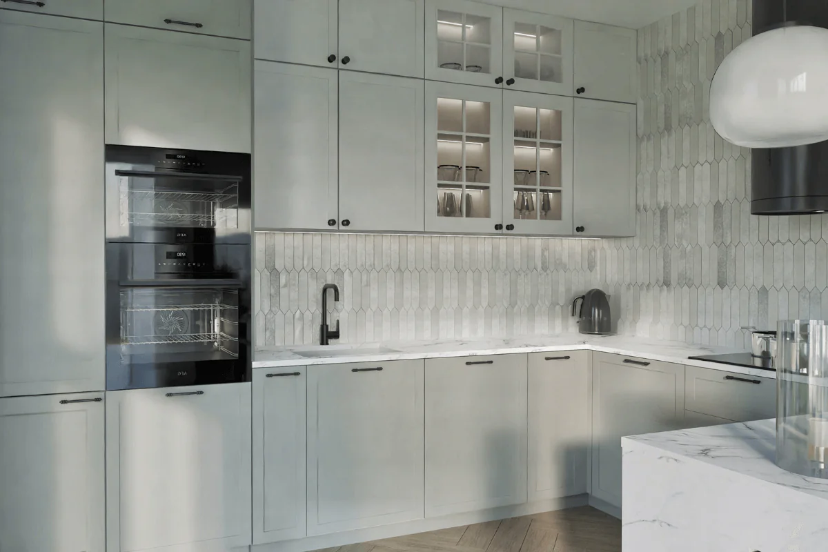 Nowoczesna kuchnia z jasnymi meblami i szarym blatem, styl minimalistyczny.