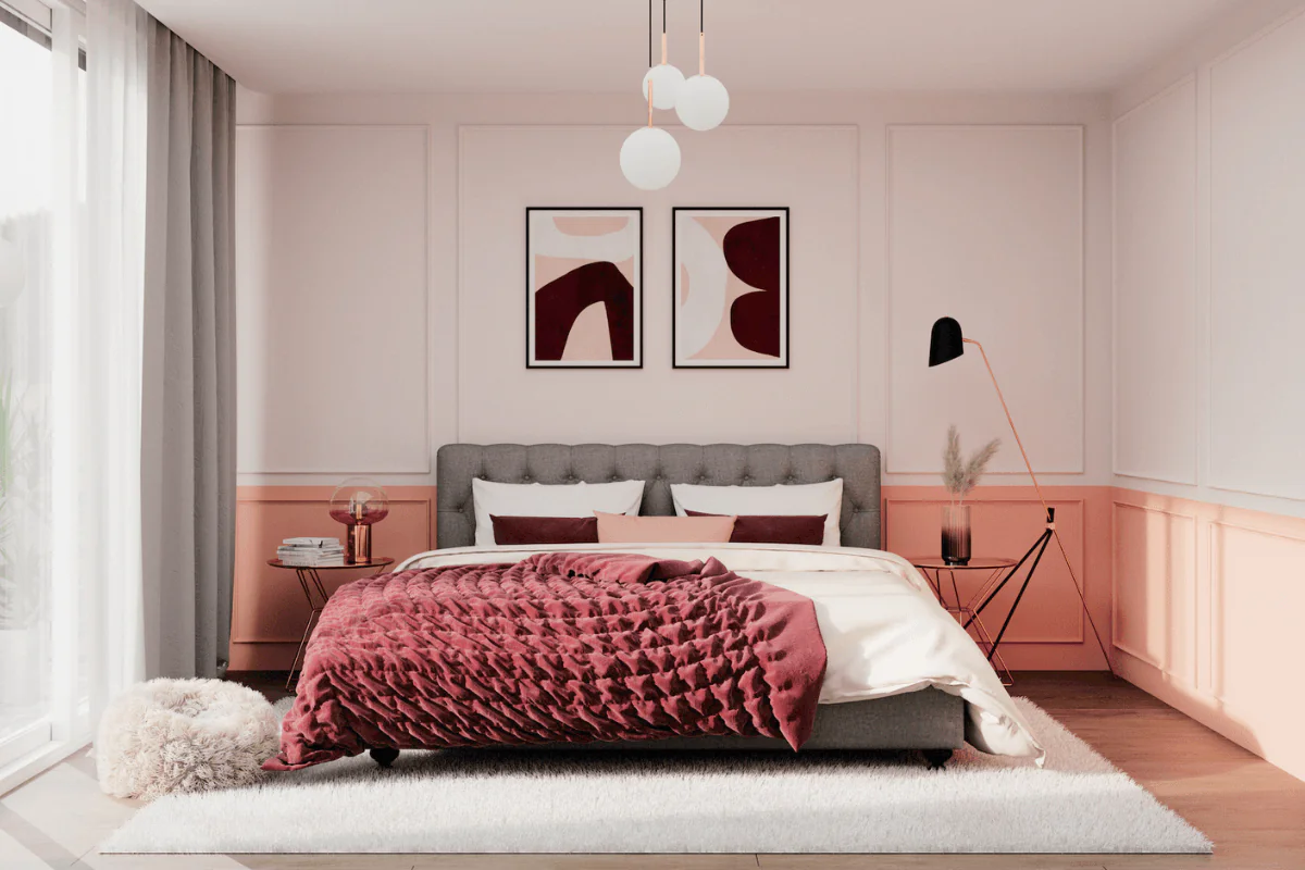 Sypialnia w stylu glamour i tradycyjnym z różowym akcentem, szarym łóżkiem i nowoczesnymi lampami.