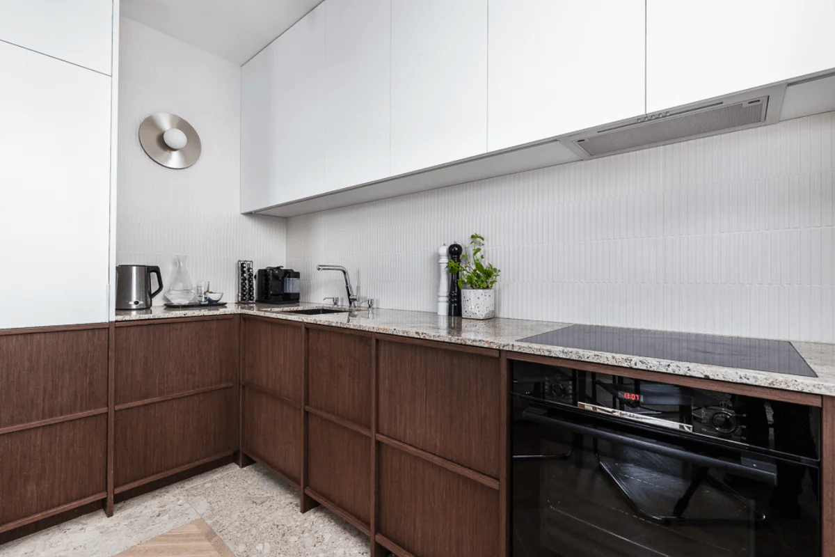 Wnętrze kuchni w stylu japandi, vintage i współczesnym z brązowymi meblami.