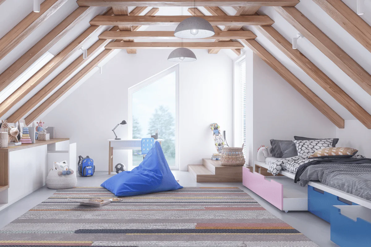 Poddasze z drewnianymi belkami, kolorowym dywanem i nowoczesnymi meblami skandynawskimi.