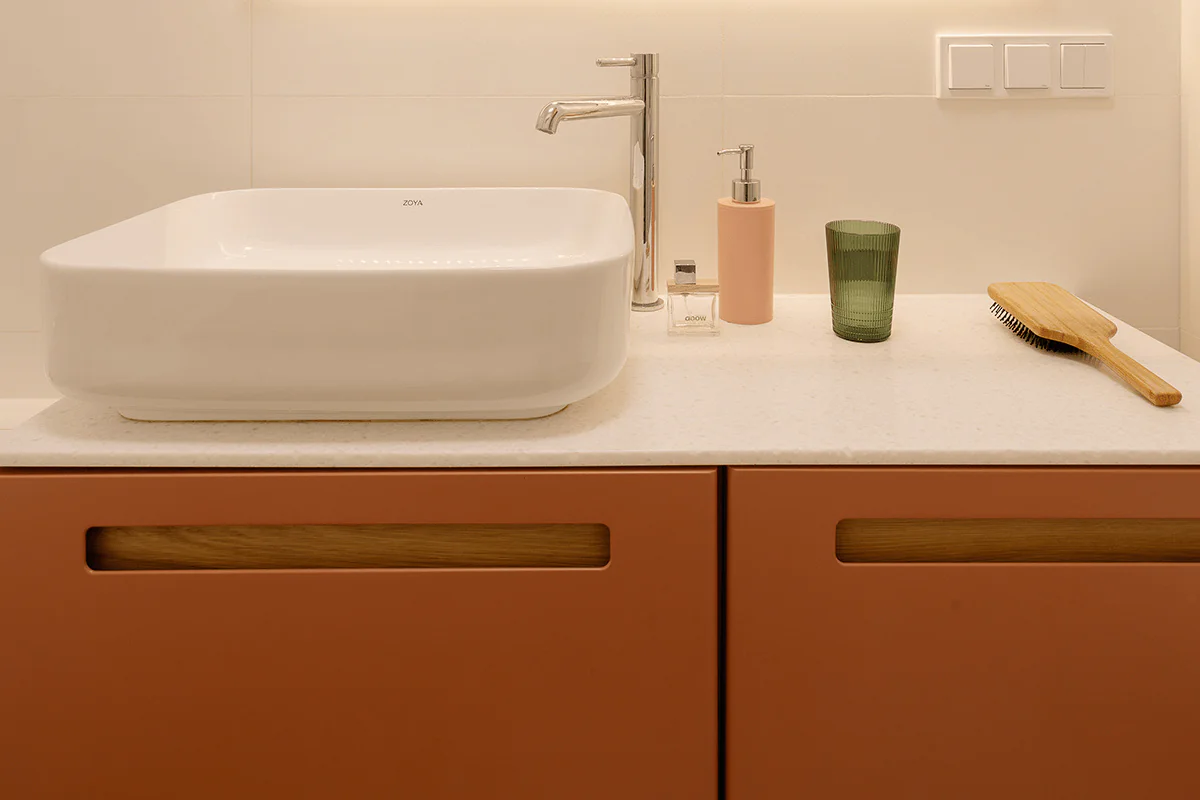 Minimalistyczna łazienka z nowoczesną umywalką, skandynawskimi akcentami i oświetleniem.