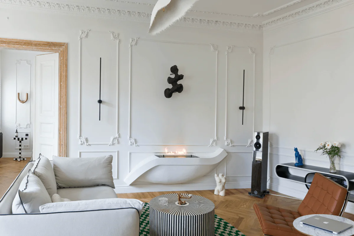 Wnętrze salonu eklektycznego z białymi meblami i nowoczesnymi akcentami.