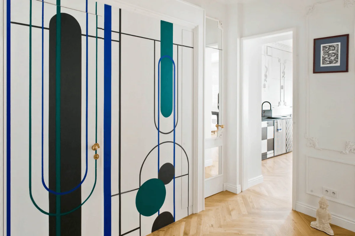 Przestronny przedpokój z eklektycznymi drzwiami i współczesnym wykończeniem.