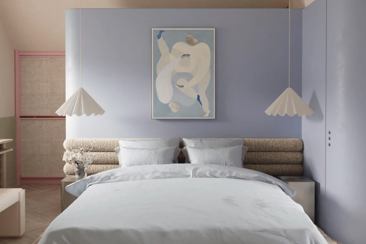 Wnętrze sypialni z niebieską pościelą, eklektycznym wystrojem i minimalistycznymi lampami.