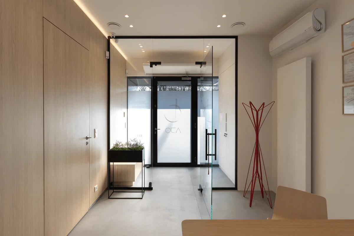 Korytarz lokalu usługowego w stylu japandi z elementami minimalistycznymi, nowoczesnymi i skandynawskimi.