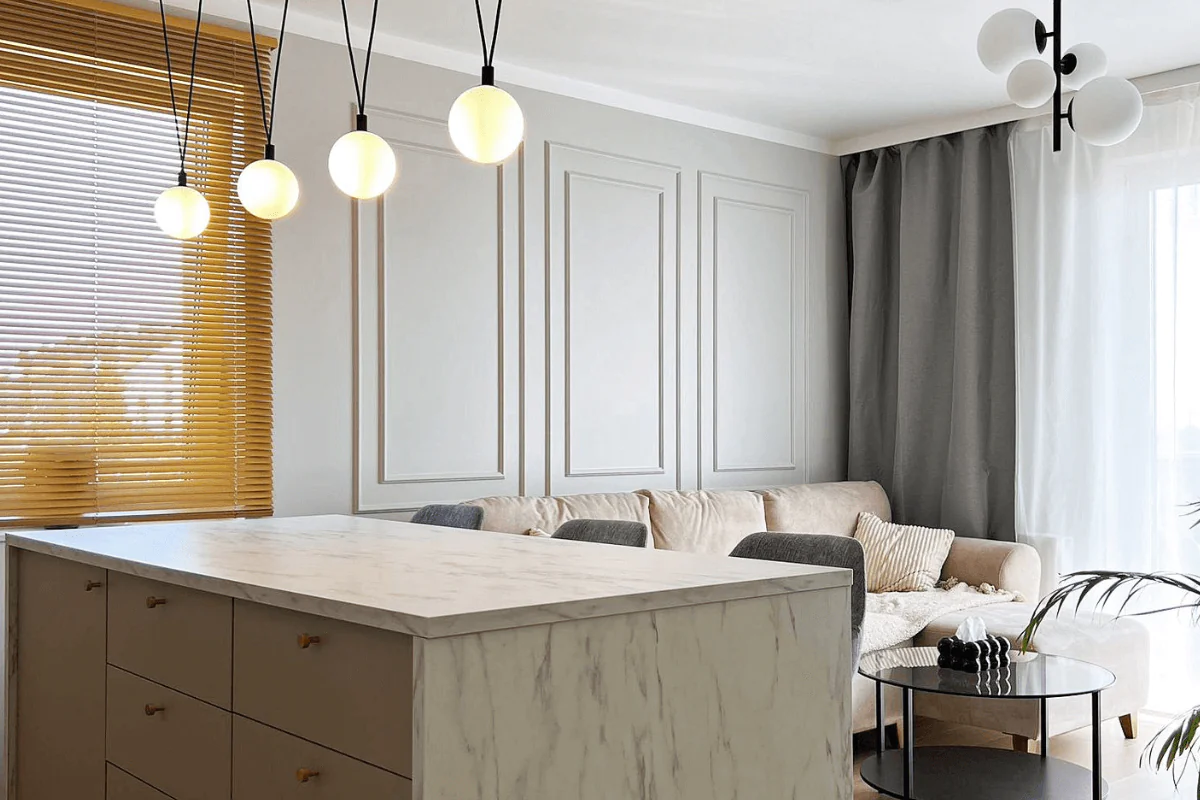 Wnętrze kuchni w stylu minimalistycznym z wyspą i jasnymi meblami, minimalistyczne detale.