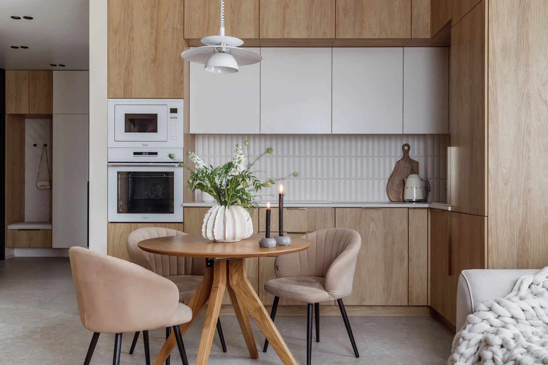 Wnętrze kuchni w stylu japandi i skandynawskim z drewnianymi meblami.