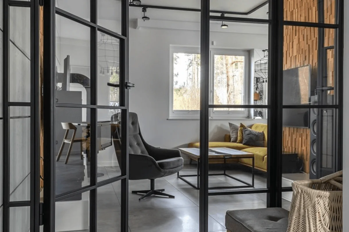 Przedpokój w stylu industrialnym i minimalistycznym z szarymi płytkami i drewnianymi akcentami.