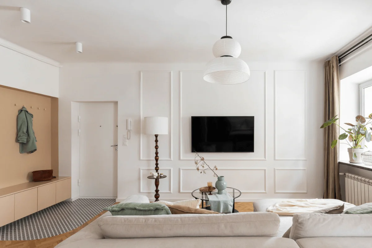 Wnętrze salonu w stylu art deco i skandynawskim z roślinami.