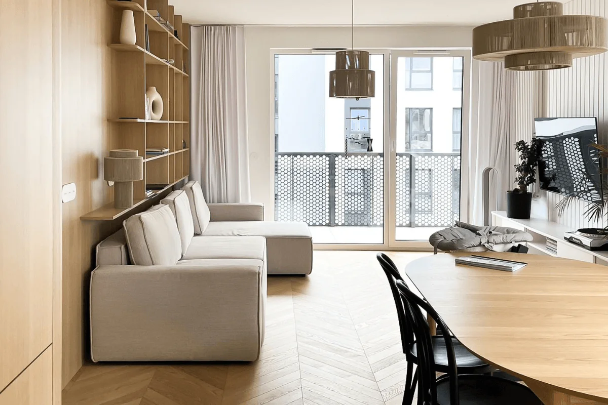 Wnętrze salonu w stylu minimalistycznym i soft minimalizm z jasnymi meblami.