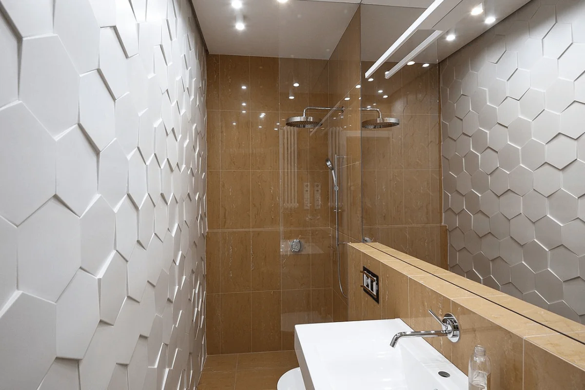 Nowoczesna łazienka z białymi i brązowymi płytkami, styl minimaluxe i quiet luxury.