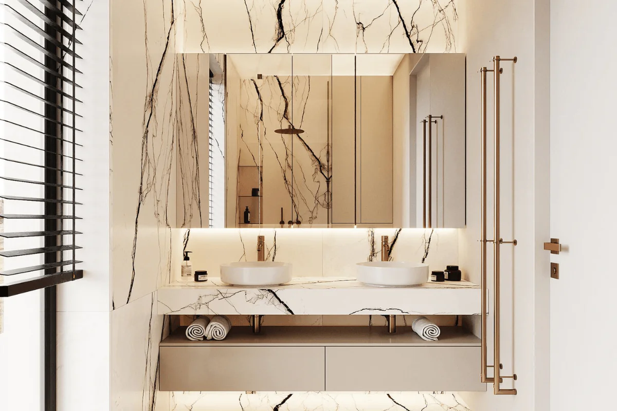 Nowoczesna łazienka z marmurową ścianą i minimalistycznymi detalami.