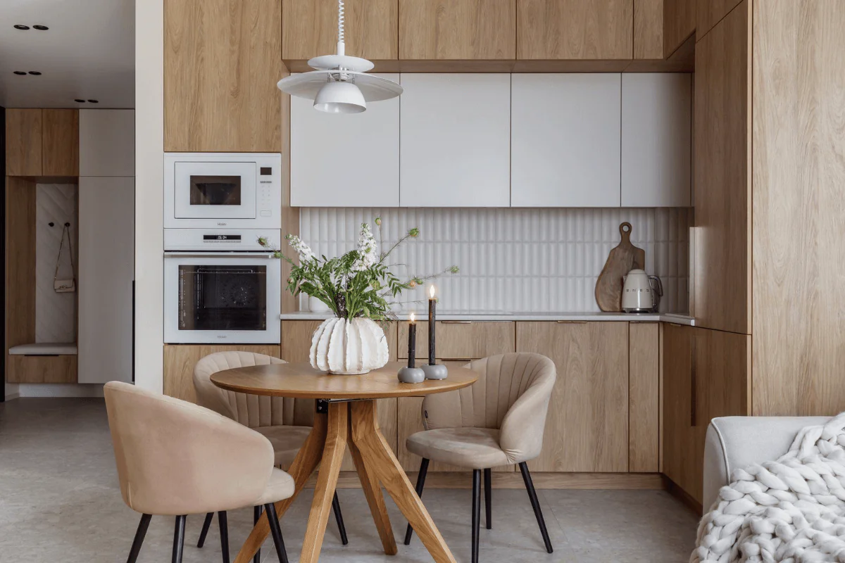 Wnętrze kuchni w stylu japandi i skandynawskim z drewnianymi meblami.