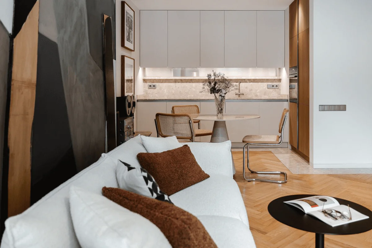 Wnętrze kuchni w stylu japandi z minimalistycznym designem i nowoczesnymi akcentami.