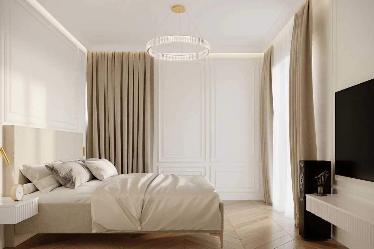 Sypialnia z beżowymi zasłonami i drewnianą podłogą, styl quiet luxury.