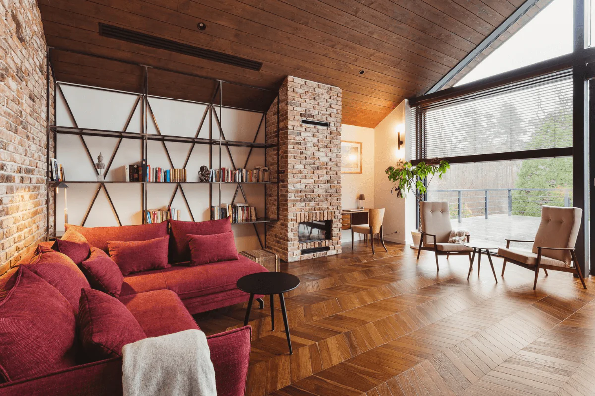 Wnętrze salonu w stylu dopamine decor, eklektycznym, industrialnym, rustykalnym i vintage.