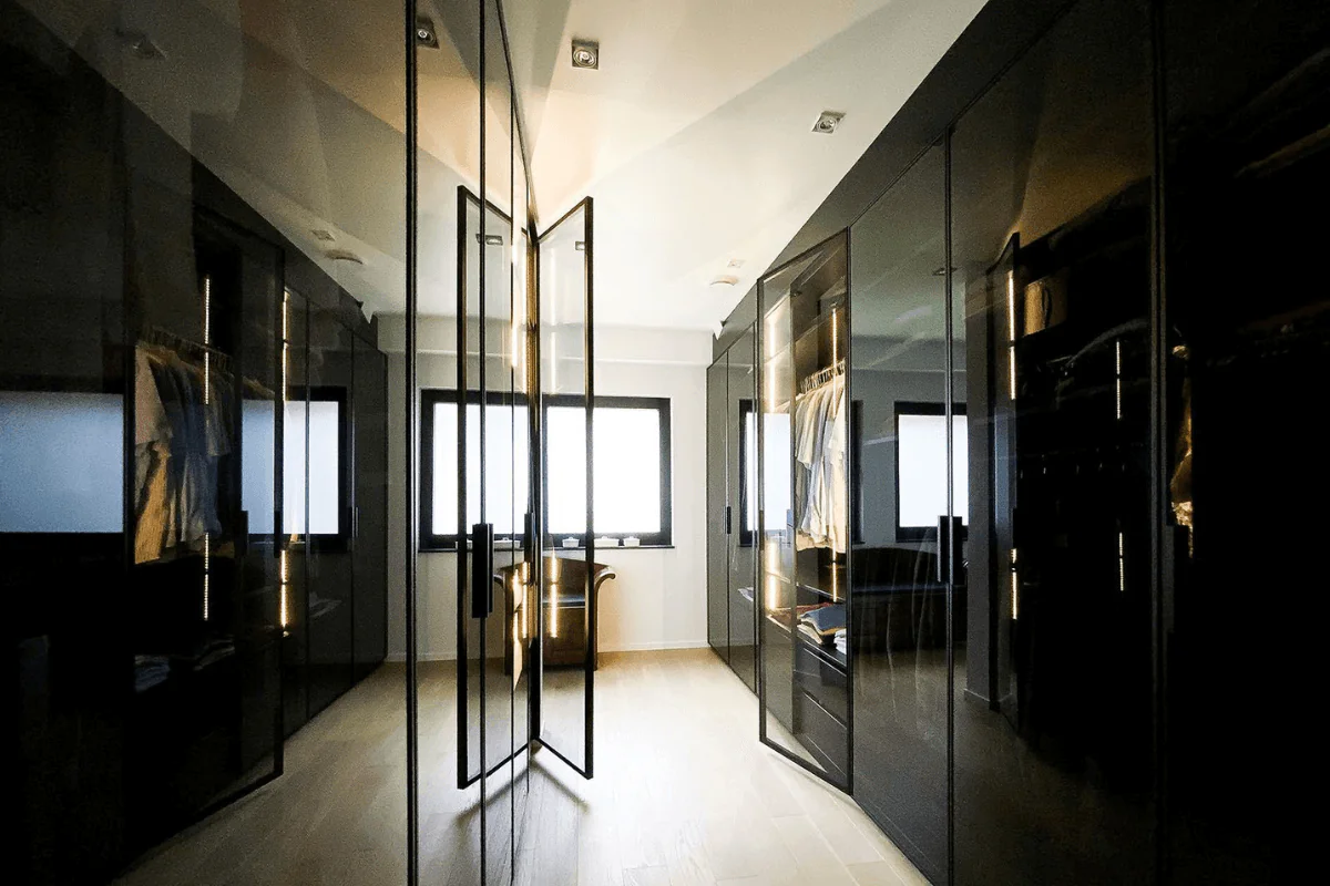 Garderoba z lustrzanymi drzwiami, minimalistyczne oświetlenie, styl minimaluxe.