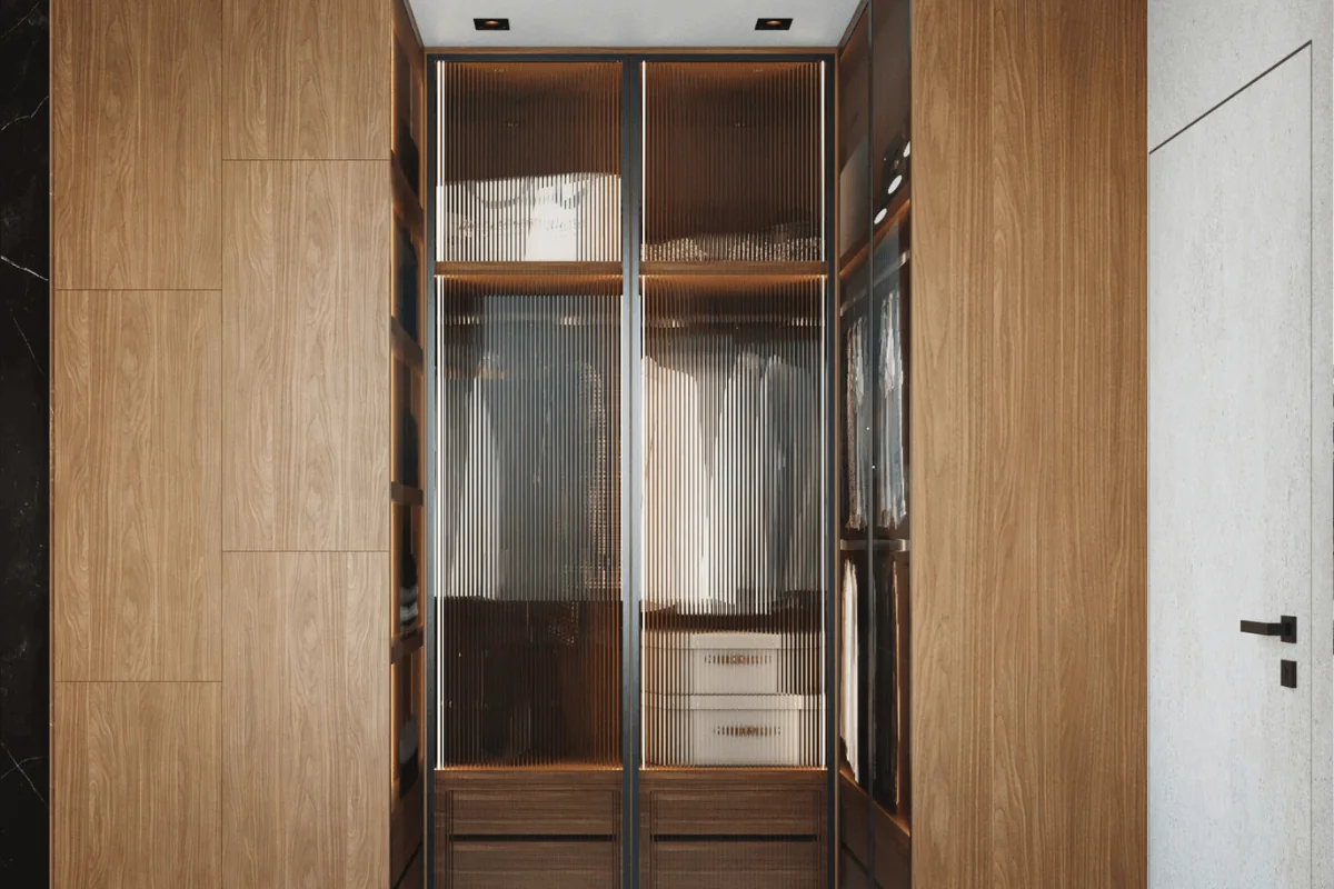 Garderoba z drewnianymi meblami i przeszklonymi drzwiami w stylu minimalistycznym i soft minimalizm.