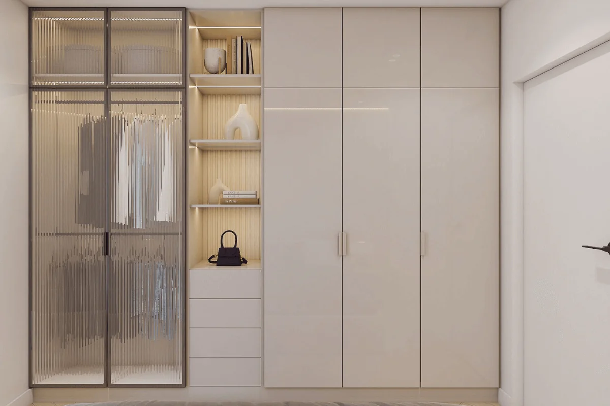 Garderoba w stylu minimaluxe z białymi meblami i szklanymi drzwiami