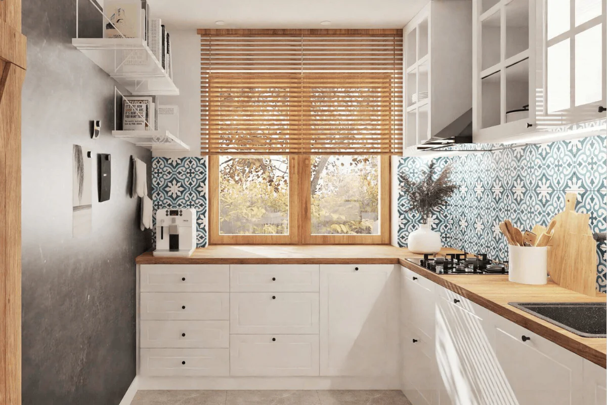 Kuchnia w stylu boho z białymi meblami i niebieską glazurą, drewniany blaty, rustykalne akcenty.