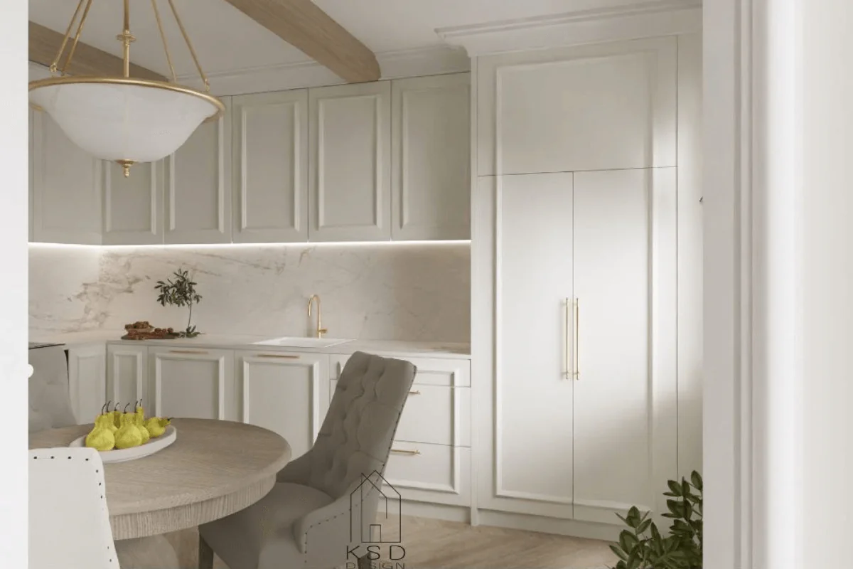 Wnętrze kuchni z białymi meblami i marmurowym blatem, styl tradycyjny.