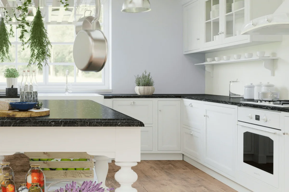 Wnętrze kuchni w stylu prowansalskim z białymi meblami i rustykalnymi akcentami.