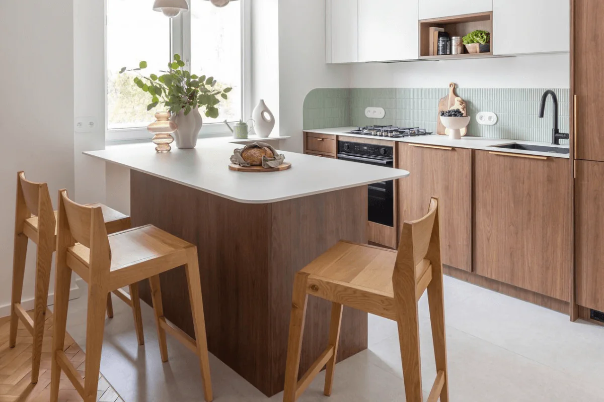 Kuchnia w stylu skandynawskim z drewnianą wyspą i zielonymi płytkami, art deco, vintage, japandi.