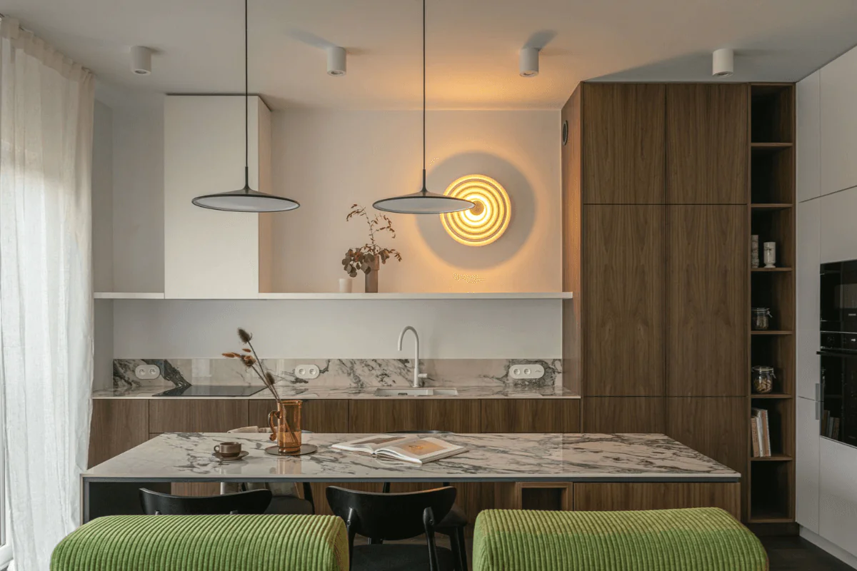 Wnętrze kuchni z elementami eklektycznymi, minimalistycznymi i nowoczesnymi.