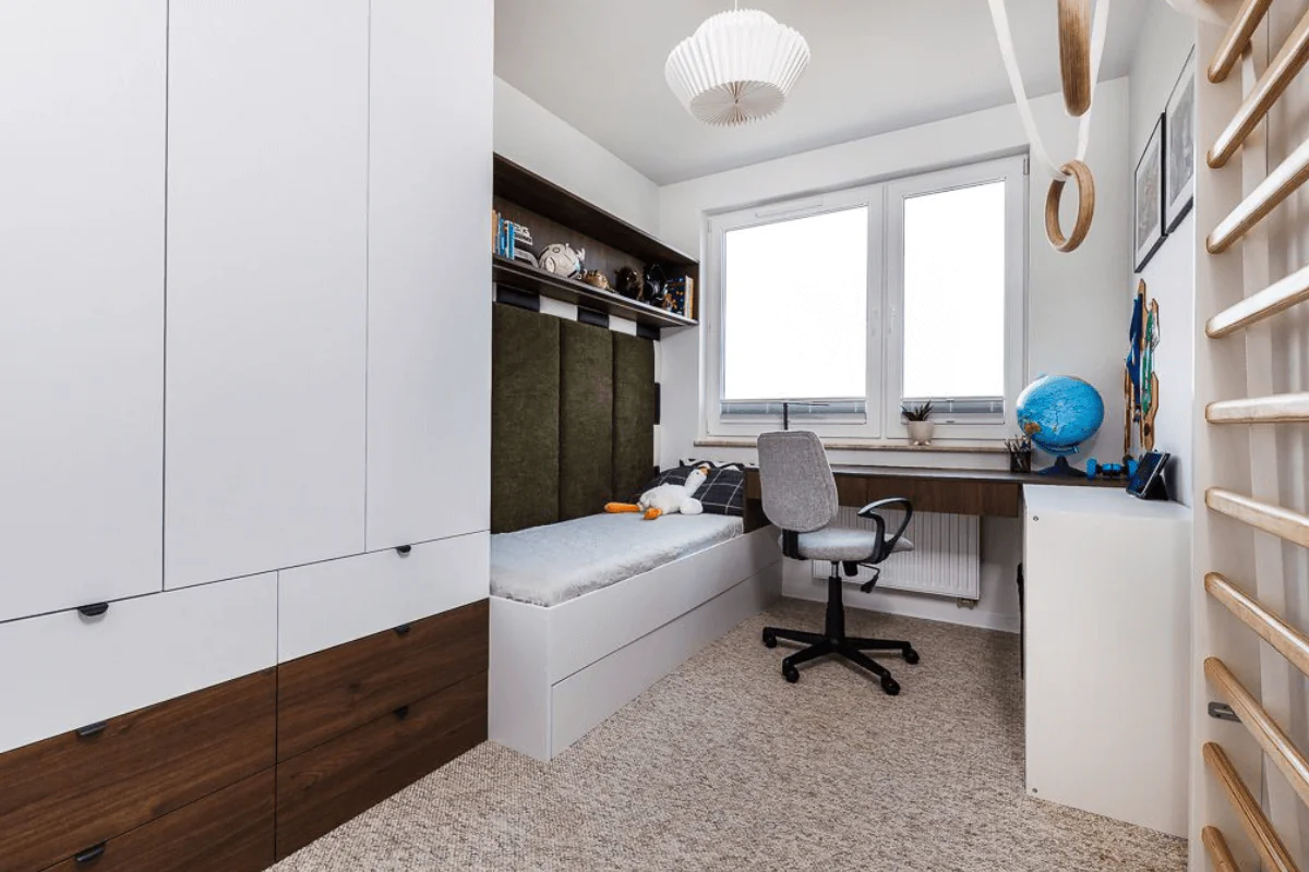 Pokój dziecięcy w stylu japandi, vintage i współczesnym z biurkiem i łóżkiem.