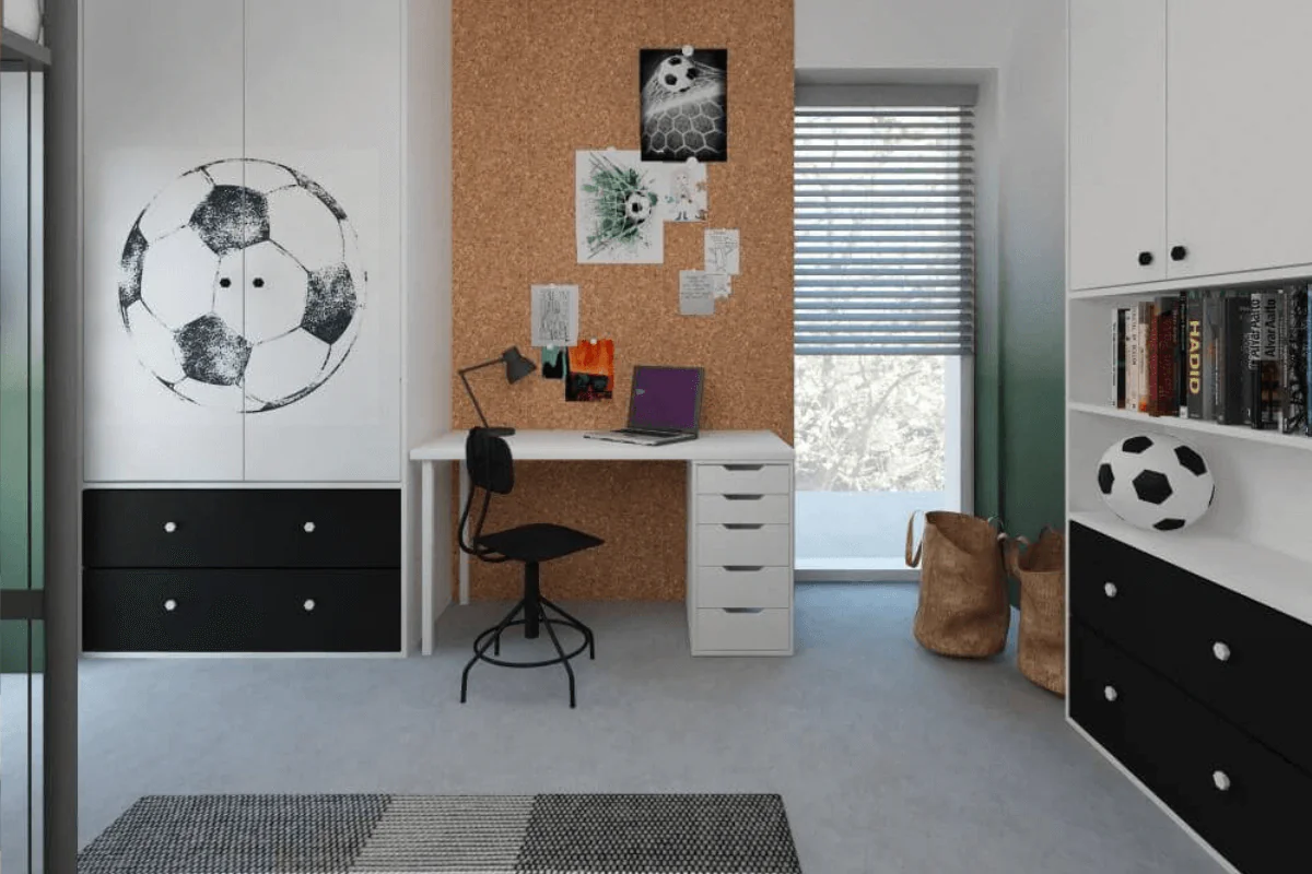 Pokój dla dzieci z biurkiem, piłkarskimi motywami i szafkami w stylu industrialnym.