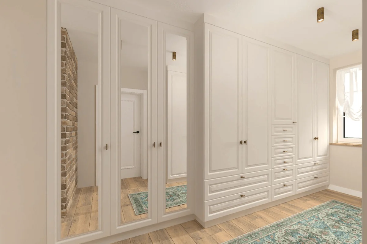 Garderoba w stylu prowansalskim i rustykalnym z białymi meblami i drewnianą podłogą.