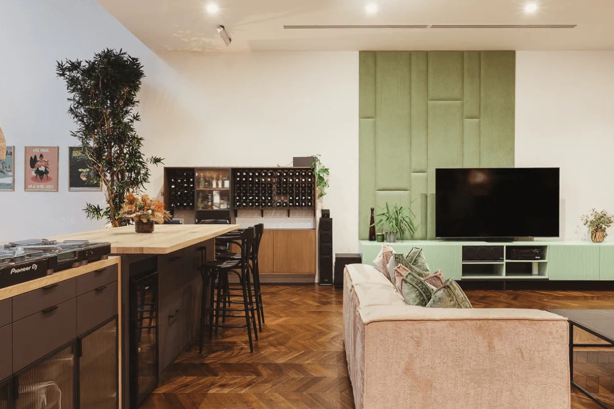 Nowoczesne wnętrze salonu z elementami dopamine decor, eklektycznymi, industrialnymi, rustykalnymi i vintage.