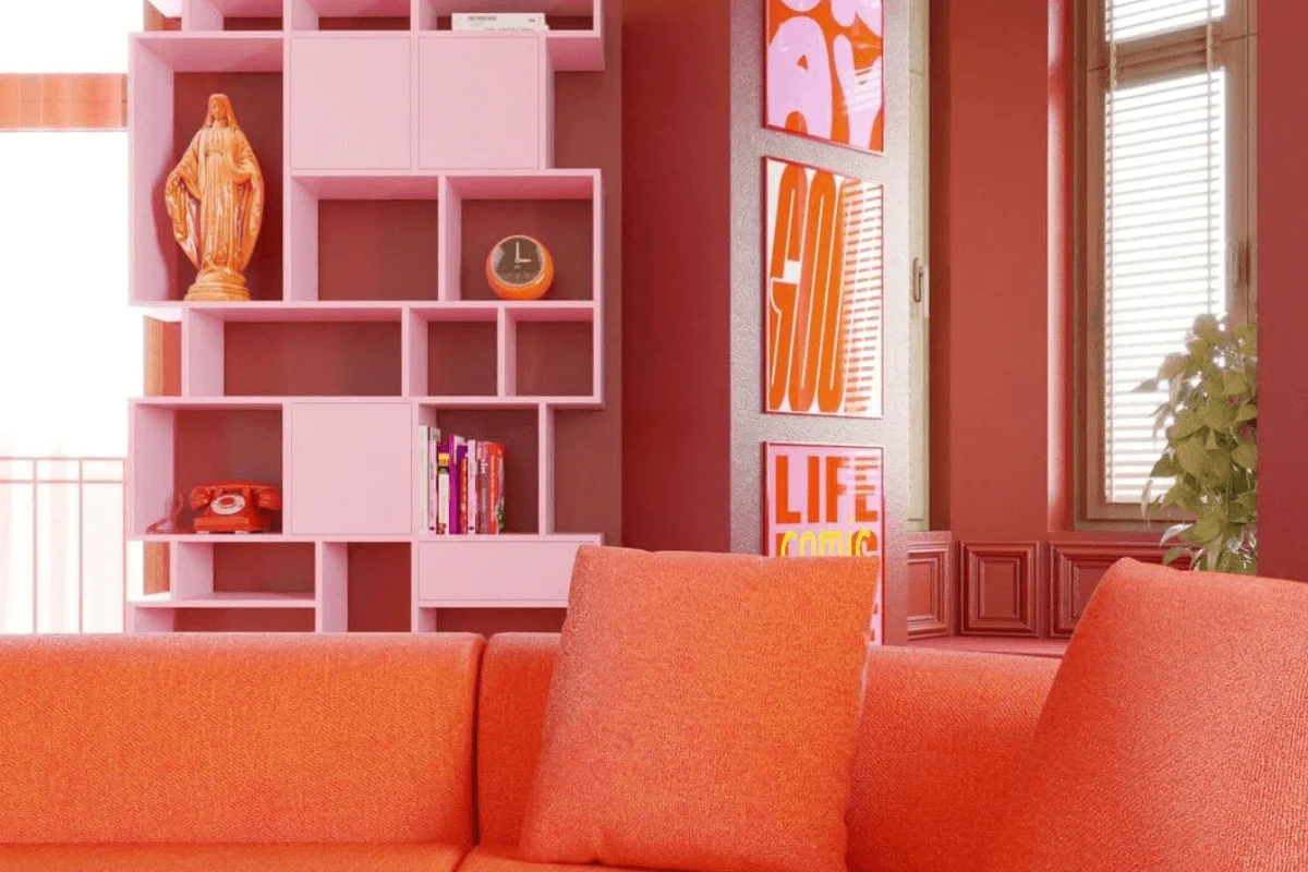 Wnętrze salonu z pomarańczową sofą i różowymi elementami, styl dopamine decor