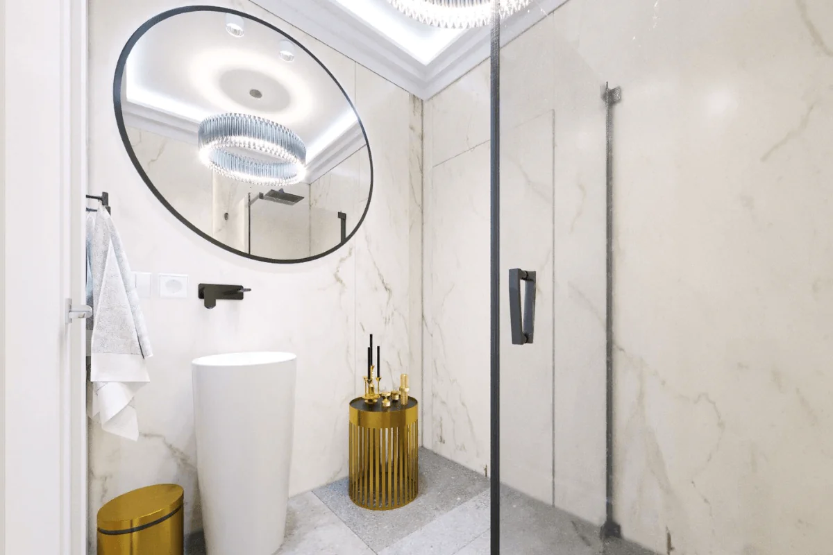 Nowoczesna łazienka z marmurowymi ścianami, złotymi detalami i lustrem.