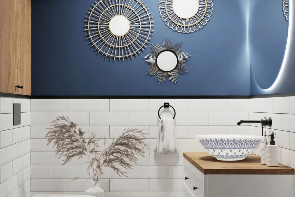 Łazienka z niebieską ścianą, białymi kafelkami, boho, eklektyczny, rustykalny, nowoczesny