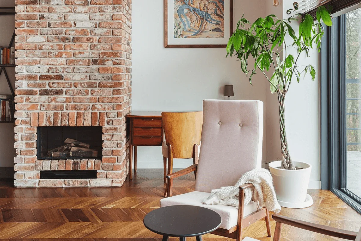 Wnętrze w stylu dopamine decor, eklektycznym, industrialnym, rustykalnym i vintage z biurkiem i rośliną.