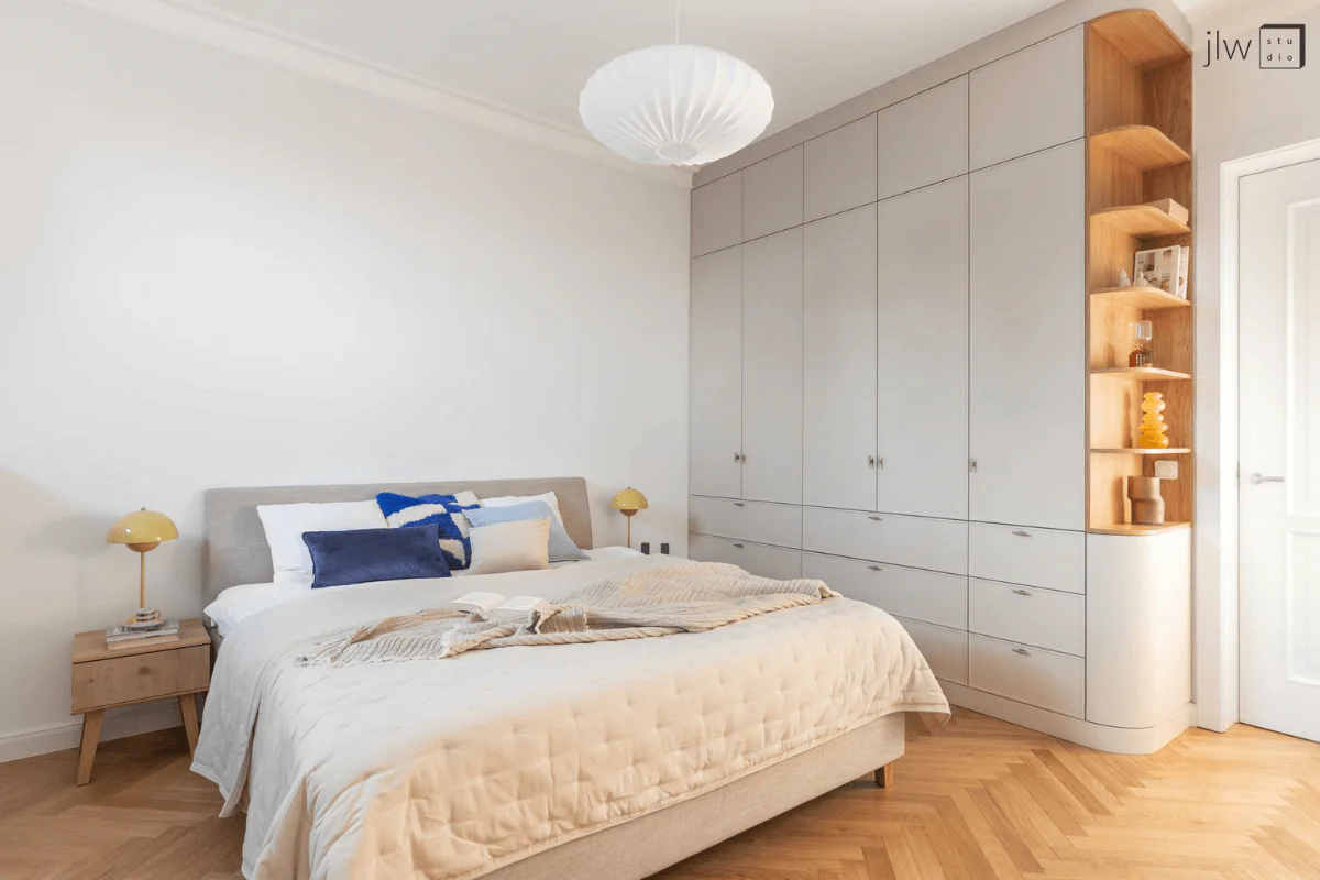 Wnętrze sypialni w stylu skandynawskim z eklektycznymi akcentami