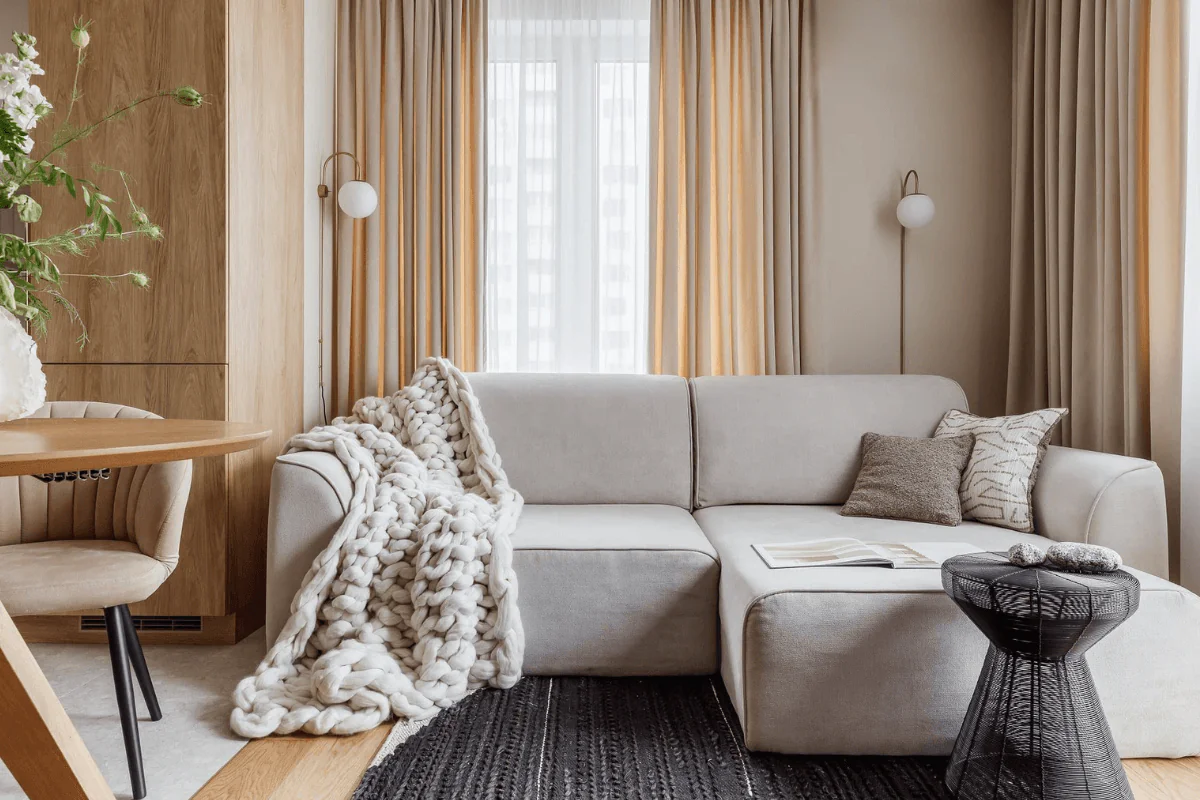 Wnętrze salonu w stylu japandi, skandynawskim i tradycyjnym z jasną kanapą