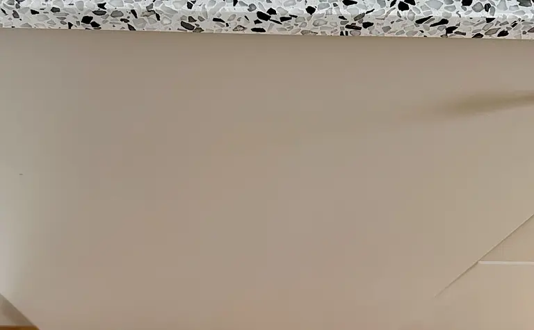 Kuchnia z eklektycznymi akcentami, skandynawskim blatem i vintage podłogą.