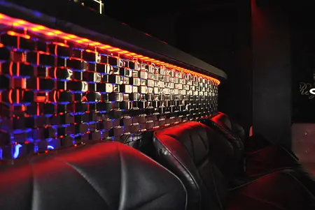 Wnętrze z czarnymi fotelami i świecącą ścianą w stylu glamour, nowoczesnym, współczesnym.