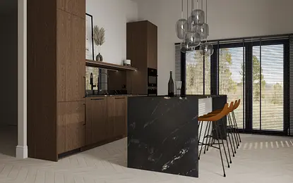 Wnętrze kuchni z brązowymi meblami i czarnym blatem, minimalistyczny i nowoczesny styl.