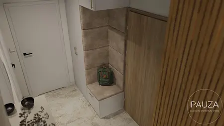 Przedpokój w stylu japandi z beżowym siedziskiem i drewnianymi elementami.
