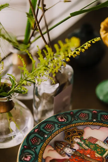 Współczesne wnętrze z dekoracyjnym stołem i roślinami.